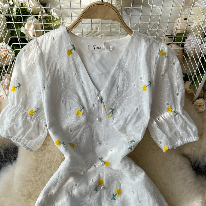 Artistic Retro White Little Daisy Embroidered V-neck Floral Dress French Sweet Puff Sleeve Goddess Temperament Long Dress - Image 3