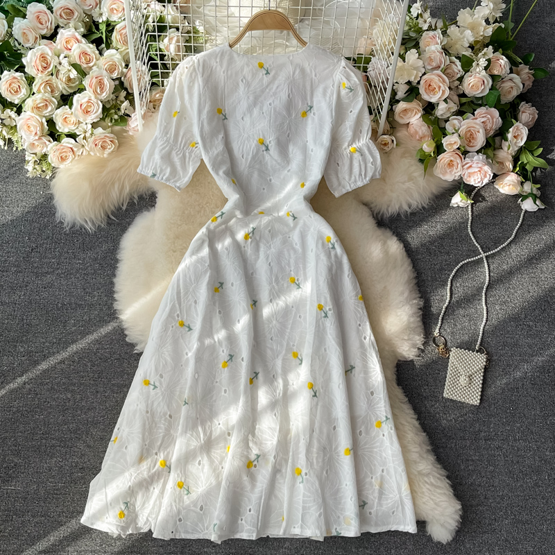 Artistic Retro White Little Daisy Embroidered V-neck Floral Dress French Sweet Puff Sleeve Goddess Temperament Long Dress - Image 5